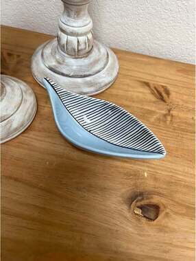 Bitossi Italian Ceramic Leaf White Blue Black 7"